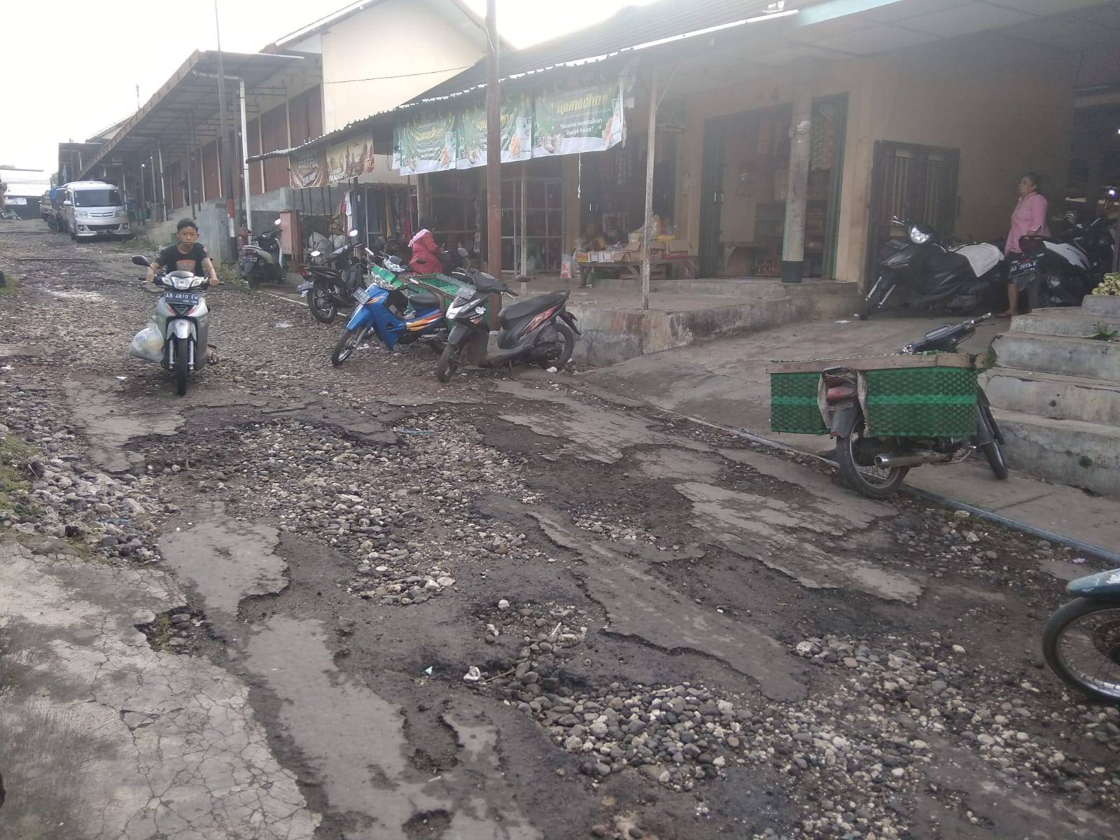 Belum Ada Solusi Dengan Adanya Jalan Rusak Parah Di Pasar Semin Media