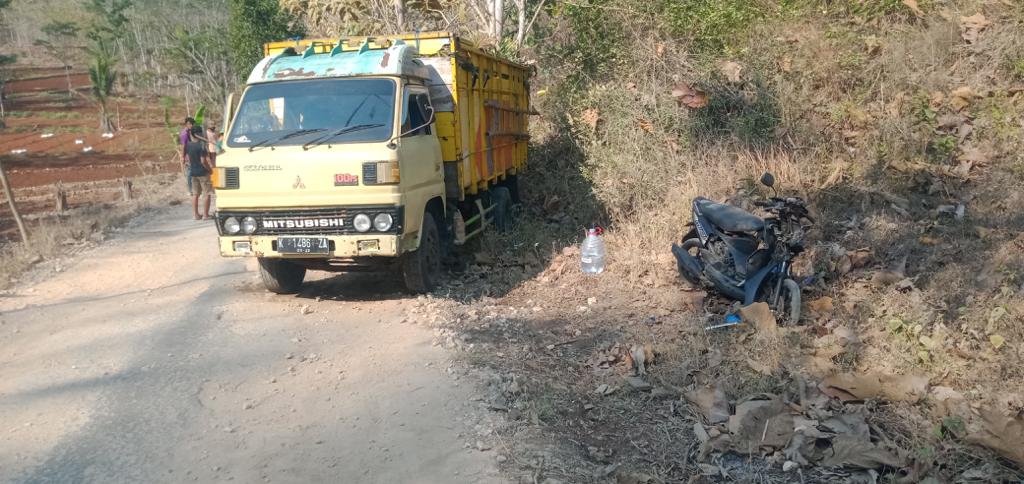 Tak Kuat Menanjak Truk Bermuatan Pakan Ternak Hantam Motor Hingga