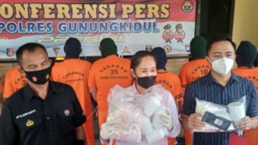 625fa57986792-polisi-mengamankan-9-orang-tersangka-sindikat-narkoba-dan-ribuan-pil-psikotropika_375_211