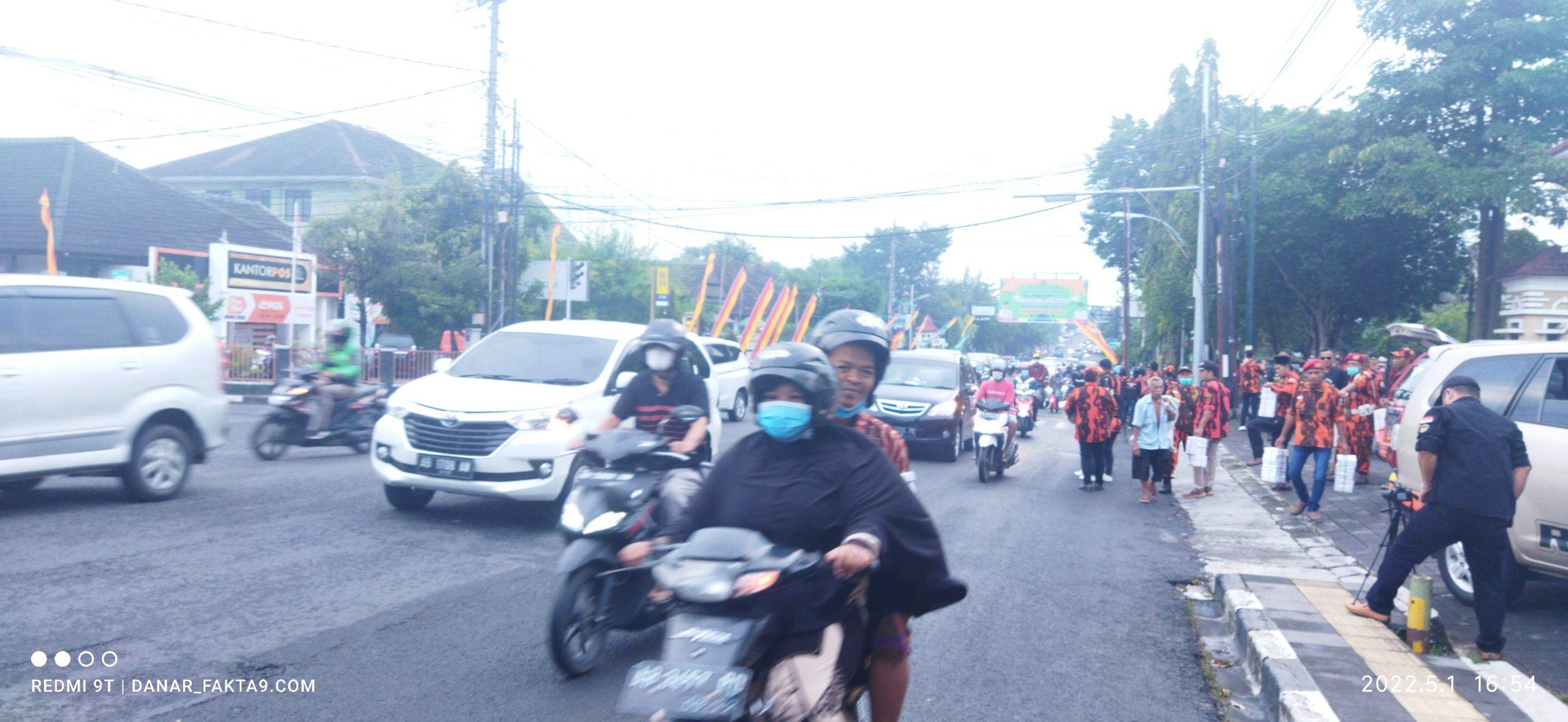 Pemuda Pacasila Kabupaten Gunungkidul Bagi Bagi Takjil Di Lampu Merah 