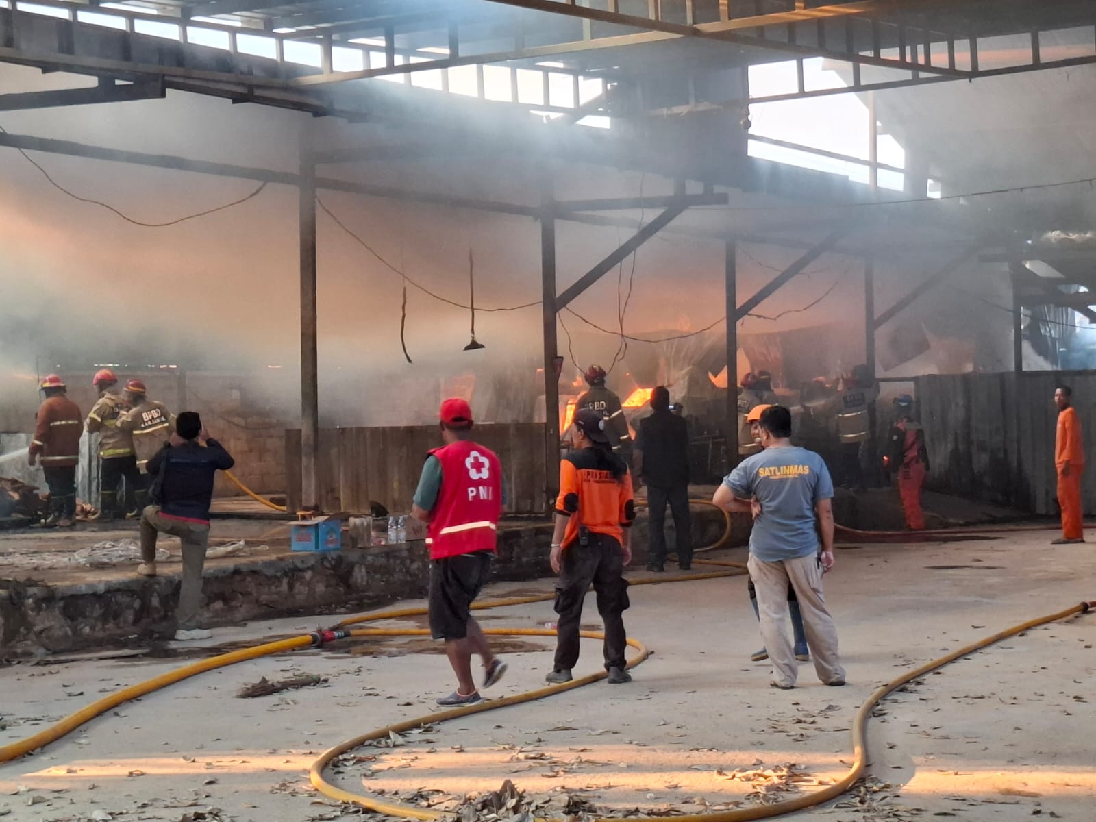 Api Membakar Gudang CV Tiga Ganesha Abadi, Korban Merugi Ratusan Juta ...