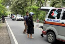 Tabrak Bokong Truck, Pemotor Terkapar di Jalan
