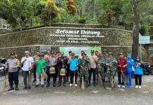 Tak Hanya Sampah, Poster Serta Baliho Ikut Dibersihkan Polisi