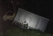 Truck Box Pengangkut Obat Nyamuk Terperosok di Jalan Kaliurang