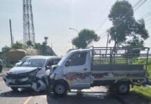 Adu Banteng Dua Mobil di Jalan Daendels, Dua Orang Dilarikan ke Rumah Sakit