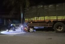 Pemotor Yamaha Fino Tabrak Truk Tronton Parkir di Jalan Baron