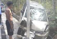 Mobil Karimun Tabrak Tiang Lampu di Jalan Karangmojo, Sopir Dilarikan ke Rumah Sakit