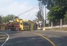 Muatan Alat Berat Truck Tronton Nyangkut Kabel, Jaringan Listrik di Patuk Padam