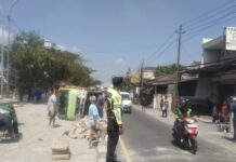 Truk Muatan Semen Terguling di Jalan Ring Road Selatan Bantul