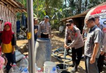 Polsek Patuk Salurkan 8 Tangki Air Bersih Kepada Warga