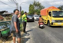 Pesepeda Onthel T3w45 Terlindas Truk Box di Jembatan Miri