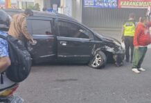 Nissan Livina Vs Suzuki Ertiga di Karangmojo, Dua Pengemudi Selamat Dari Maut